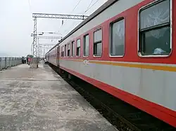 Személyszállító vonat Baise, Guangxi állomásán